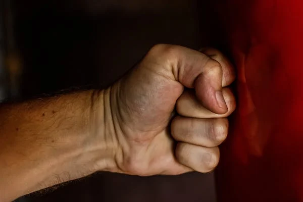 Znęcanie się nad najbliższą osobą – co mówi prawo i jak szukać pomocy?
